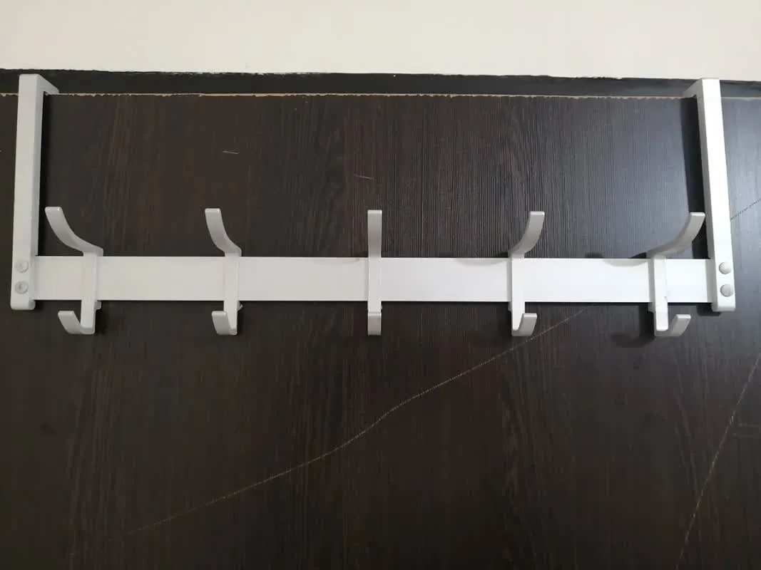 جا لباسی پشت دری آلومینیوم سیدوس Clothes rack behind the aluminum door of Sidoos مجموعه تولیدی سیدوس تولید کننده گلدان پلاستیکی سیدوس ومحصولات پلاسکو وآشپزخانه سیدوس