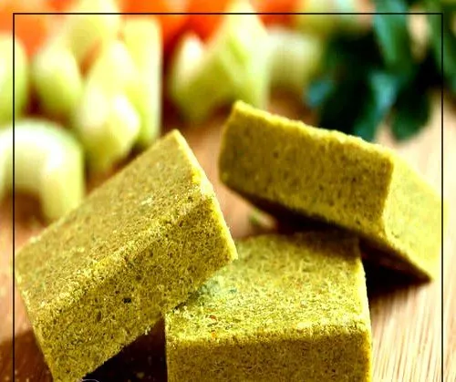 Sodium glutamate (delicious taste) MSG salt عوارض مونو سدیم گلوتامات MSG مصرف مونو سدیم گلوتامات ممکن است باعث افزایش وزن و افزایش گرسنگی، پرخوری و خطر ابتلا به سندرم متابولیک (گروهی از علائمی هستند که خطر ابتلا به بیماری های مزمن مانند بیماری های قلبی و دیابت را افزایش می دهند) شود. به عنوان مثال یک مطالعه که بر روی ۳۴۹ بزرگسال انجام شد نشان داد که افرادی که زیاد مونو سدیم گلوتامات مصرف می کنند نسبت به افرادی که کمتر این ماده را وارد بدن می کنند؛ بیشتر به سندرم متابولیک مبتلا هستند. مونو سدیم گلوتامات (MSG) : مواد غذایی حاوی مونو سدیم گلوتامات