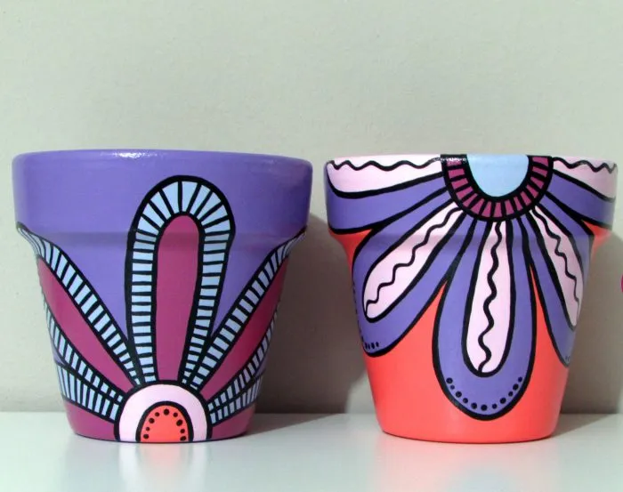 گلدان‌های ساده سفالی را به آثار هنری تبدیل کنید Turn simple vases into works of art مجموعه تولیدی سیدوس ,تولید کننده گلدان پلاستیکی سیدوس ,بیش از 120نوع, اعم از گلدان استوانه ای پلاستیکی سیدوس,گلدان الماسی پلاستیکی سیدوس,گلدان مربعی پلاستیکی,گلدان مثلثی پلاستیکی,گلدان گرد پلاستیکی ,باکس مستطیلی,در اندازه های کاکتوسی تا درختچه ای