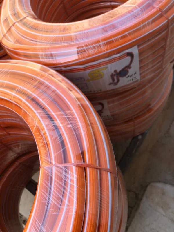 شیلنگ آبWater hose مجموعه تولیدی سیدوس تولید کننده انواع محصولات بهداشتی ساختمانی اعم از انواع شیلنگ آب وشیلنگ گاز,شیلنگ کولری وشیلنگ پکیجی با کیفیت عالی وتضمینی در سایزهای 2,2/5و3 درجه یک ,زیره ورویه درجه یک به نام شیلنگ آب آبگون شیلنگ آب ژله ای آبران مواد رویه درجه یک شیلنگ آب نیلگون مواد زیره ورویه درجه 2 شیلنگ آب ماموت وشیلنگ آب pvcمارال