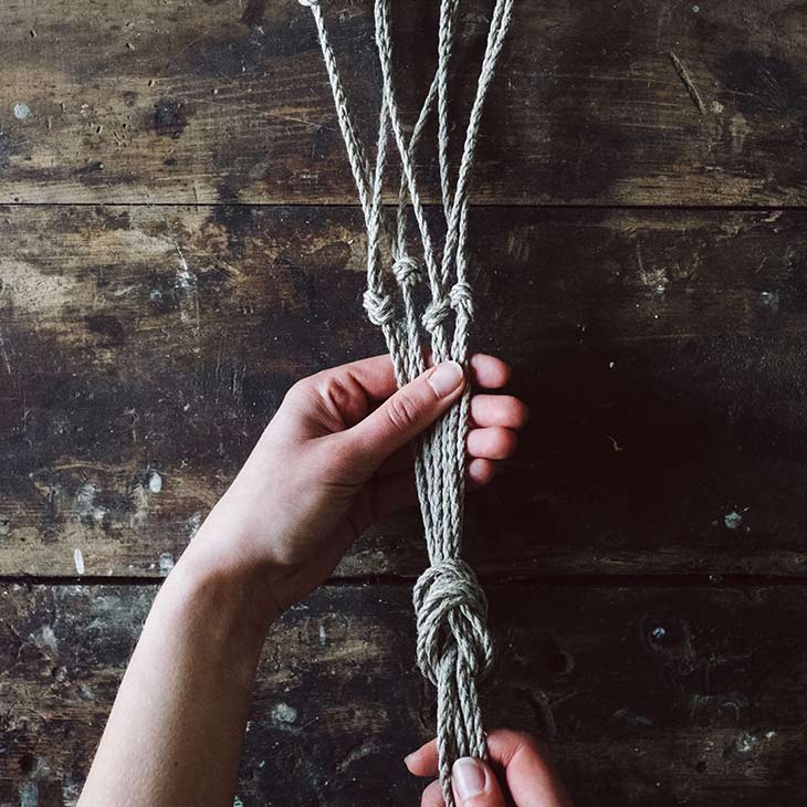 آویز گلدان مکرومه با کنف(7مرحله ساخت)Macrame flower pot hanger with hemp (7 steps of making)
مجموعه تولیدی سیدوس ,تولید کننده گلدان پلاستیکی سیدوس ,بیش از 120نوع, اعم از گلدان استوانه ای پلاستیکی سیدوس,گلدان الماسی پلاستیکی سیدوس,گلدان مربعی پلاستیکی,گلدان مثلثی پلاستیکی,گلدان گرد پلاستیکی ,باکس مستطیلی,در اندازه های کاکتوسی تا درختچه ای,گلدان آویز پلاستیکی سیدوس,